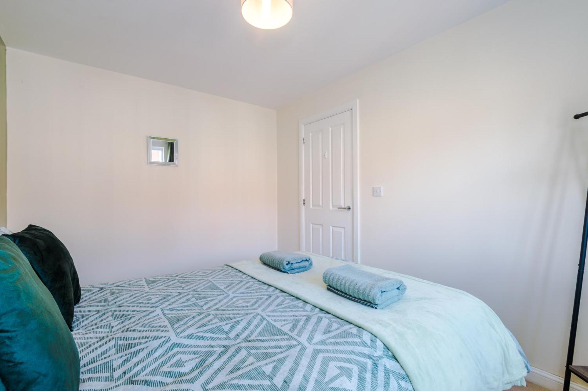 Modern Semi Detached In A Quiet Location, Driveway Parking Vila Ewloe Exterior foto